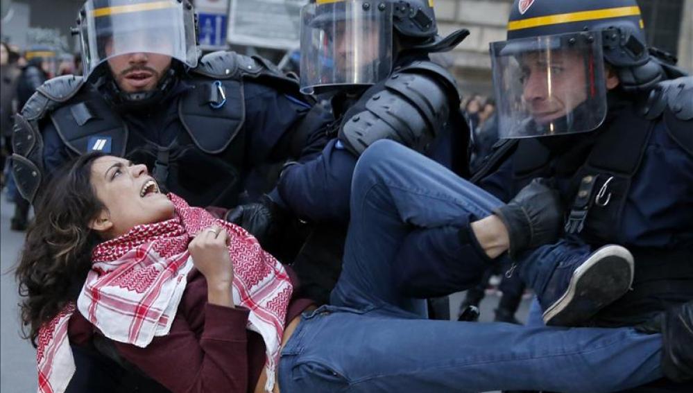 Una mujer es arrestada por los altercados en la plaza de la República