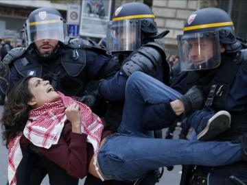 Una mujer es arrestada por los altercados en la plaza de la República