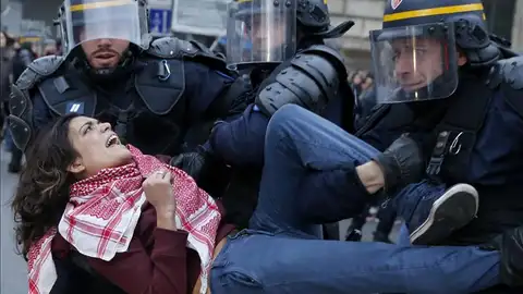 Una mujer es arrestada por los altercados en la plaza de la República Una mujer es arrestada por los altercados en la plaza de la República