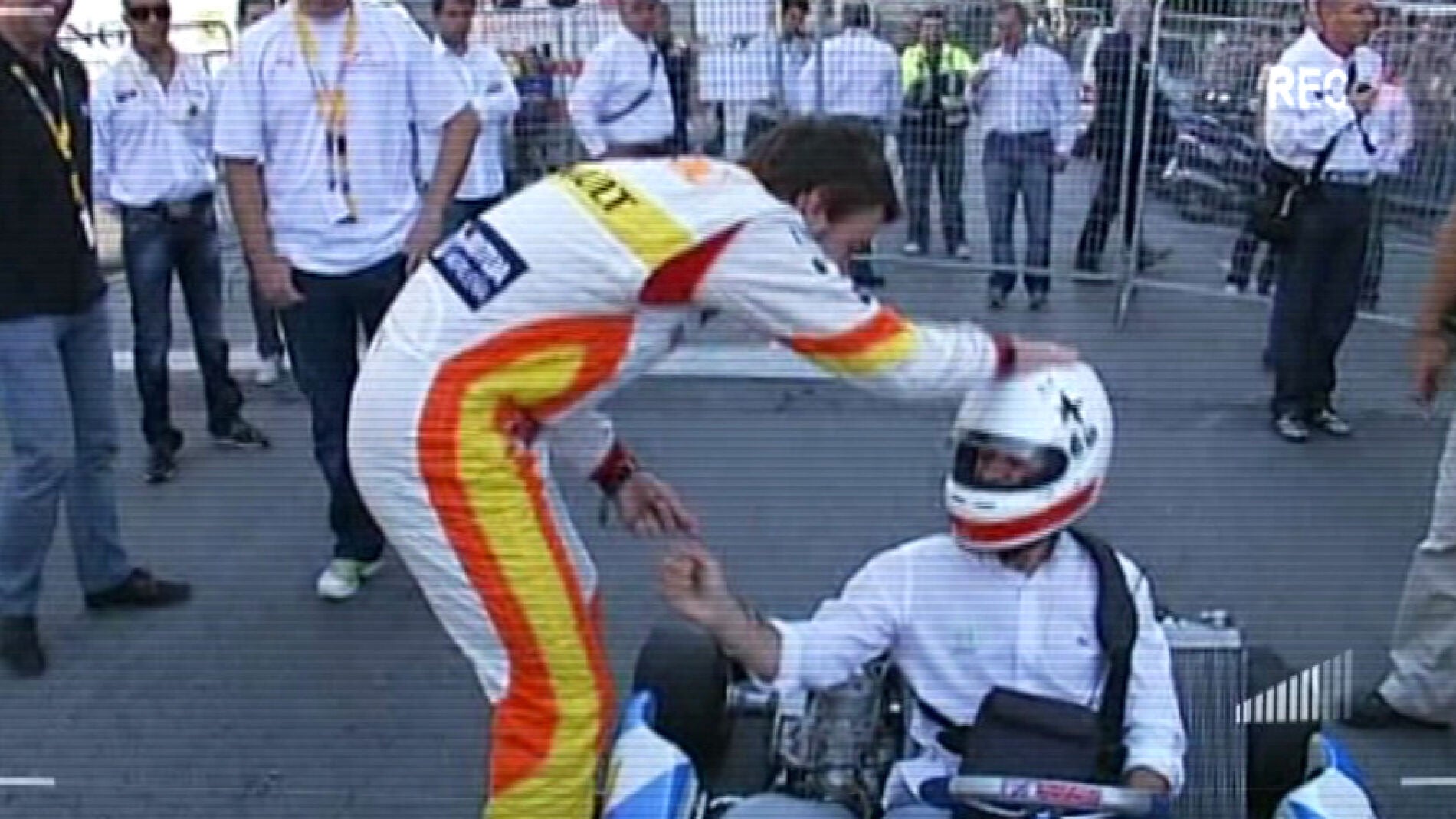 Alonso 'acaricia' a Lobato en el casco
