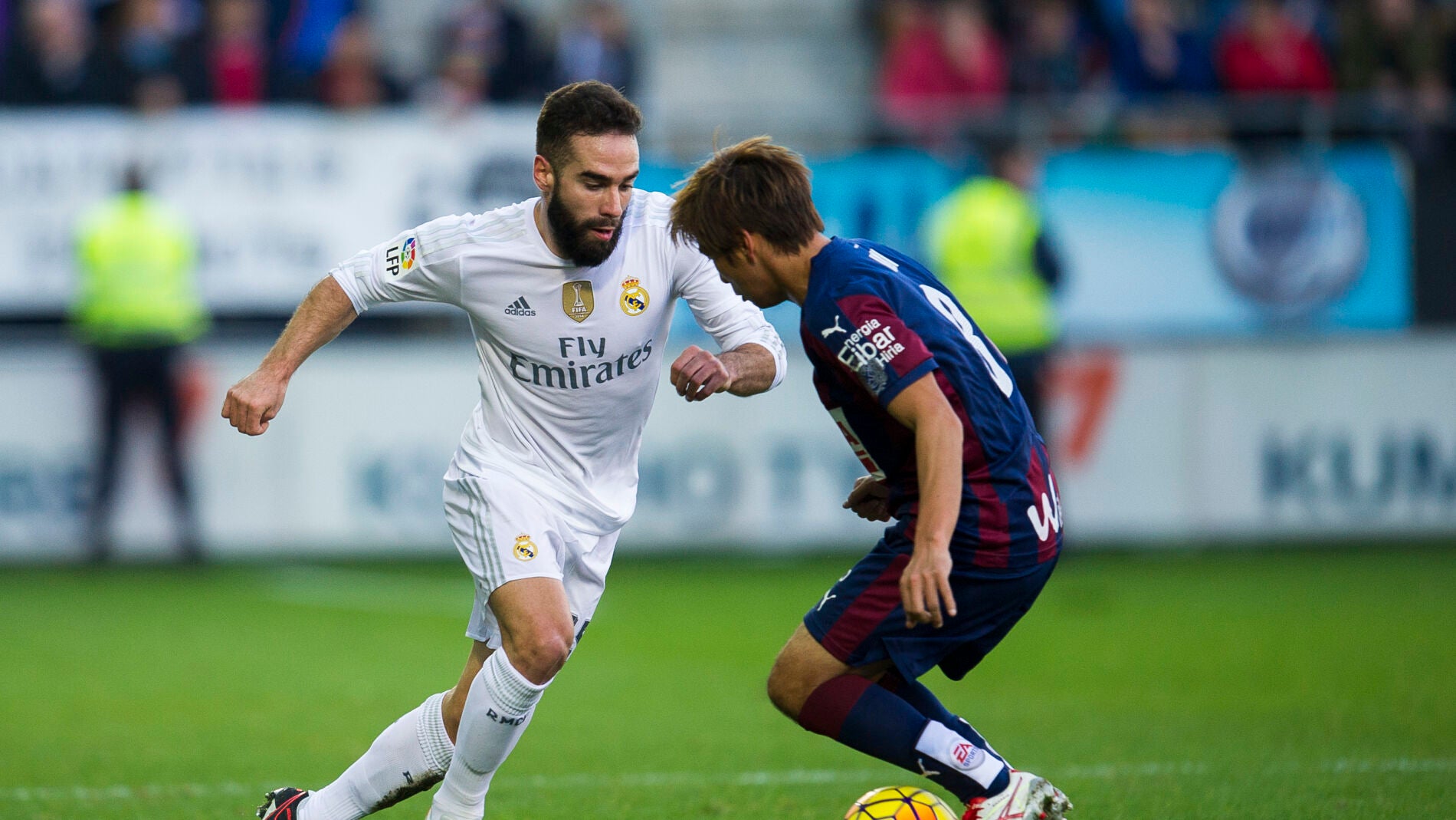 Dani Carvajal (izq) frente a Inui (dch), en el Eibar - Real Madrid
