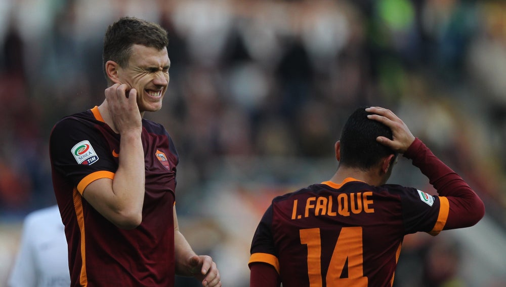Iago Falqué (d) y Edin Dzeko (izq) se lamentan tras caer frente al Atalanta