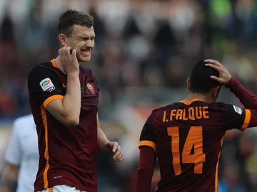 Iago Falqué (d) y Edin Dzeko (izq) se lamentan tras caer frente al Atalanta Iago Falqué (d) y Edin Dzeko (izq) se lamentan tras caer frente al Atalanta