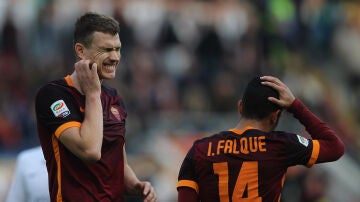 Iago Falqué (d) y Edin Dzeko (izq) se lamentan tras caer frente al Atalanta