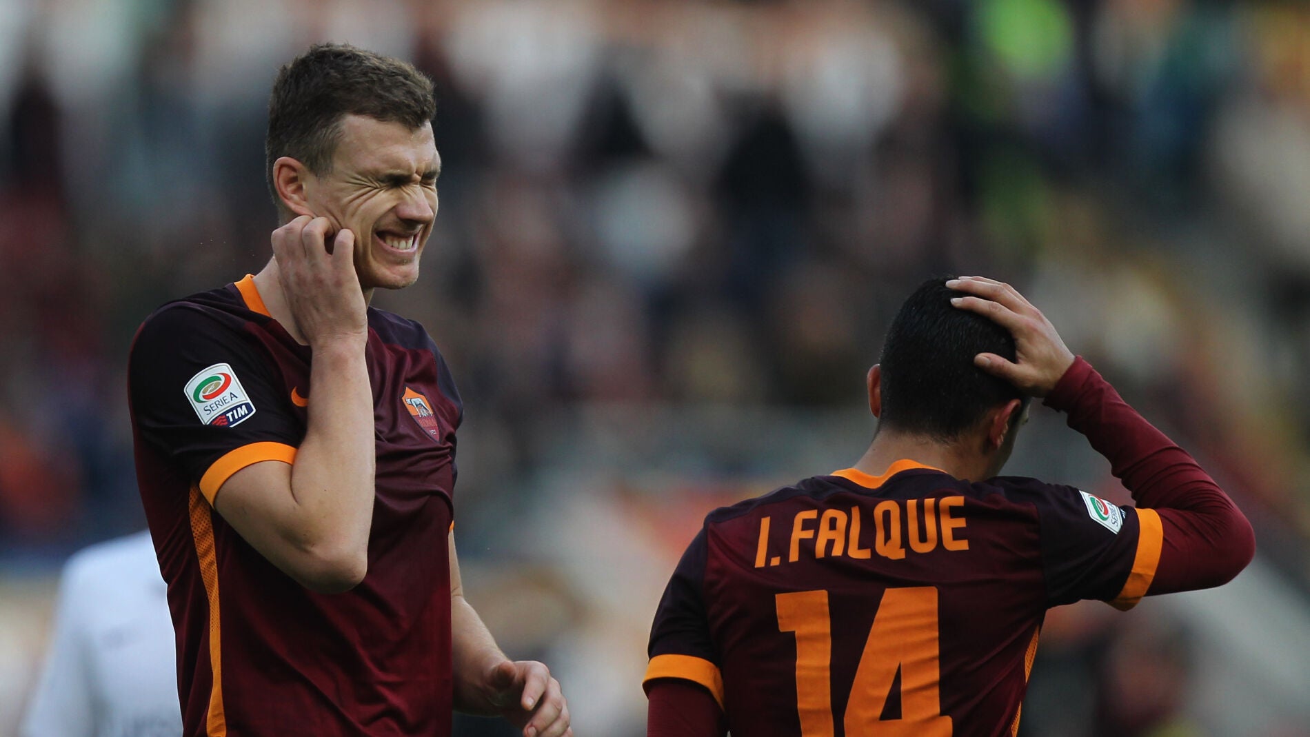 Iago Falqu&eacute; (d) y Edin Dzeko (izq) se lamentan tras caer frente al Atalanta