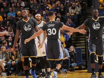 Curry felicta a sus compañeros tras una acción ante los Kings