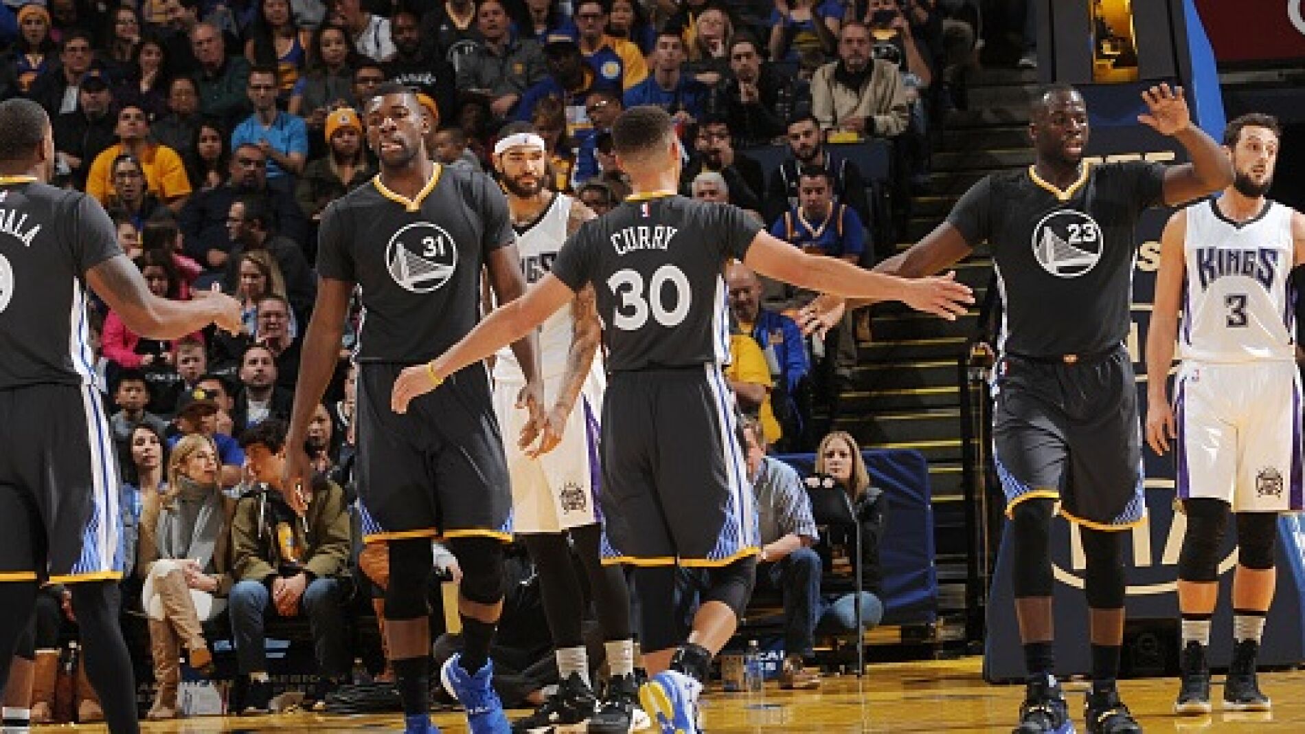 Curry felicta a sus compa&ntilde;eros tras una acci&oacute;n ante los Kings