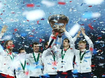 Murray y el resto de jugadores británicos levantan la Copa Davis Murray y el resto de jugadores británicos levantan la Copa Davis
