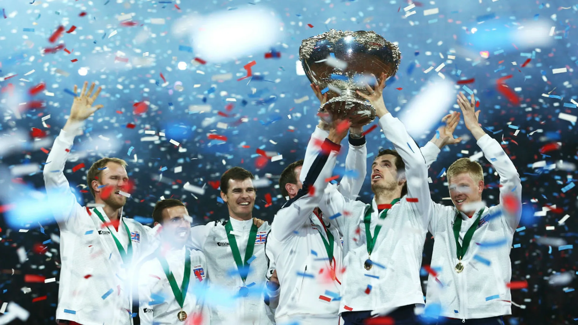 Murray y el resto de jugadores británicos levantan la Copa Davis Murray y el resto de jugadores británicos levantan la Copa Davis