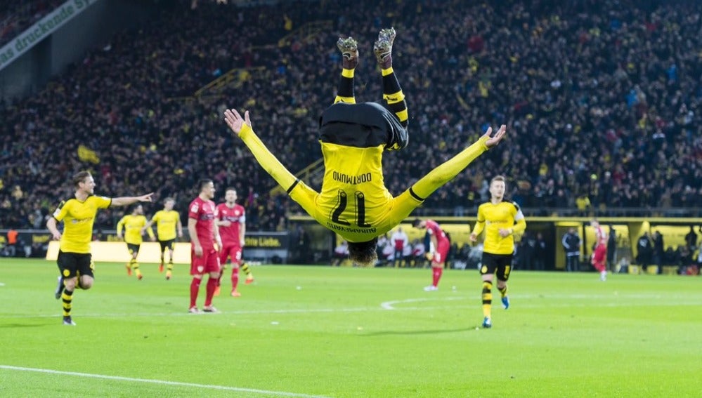 Aubameyang celebra un tanto frente al Stuttgart