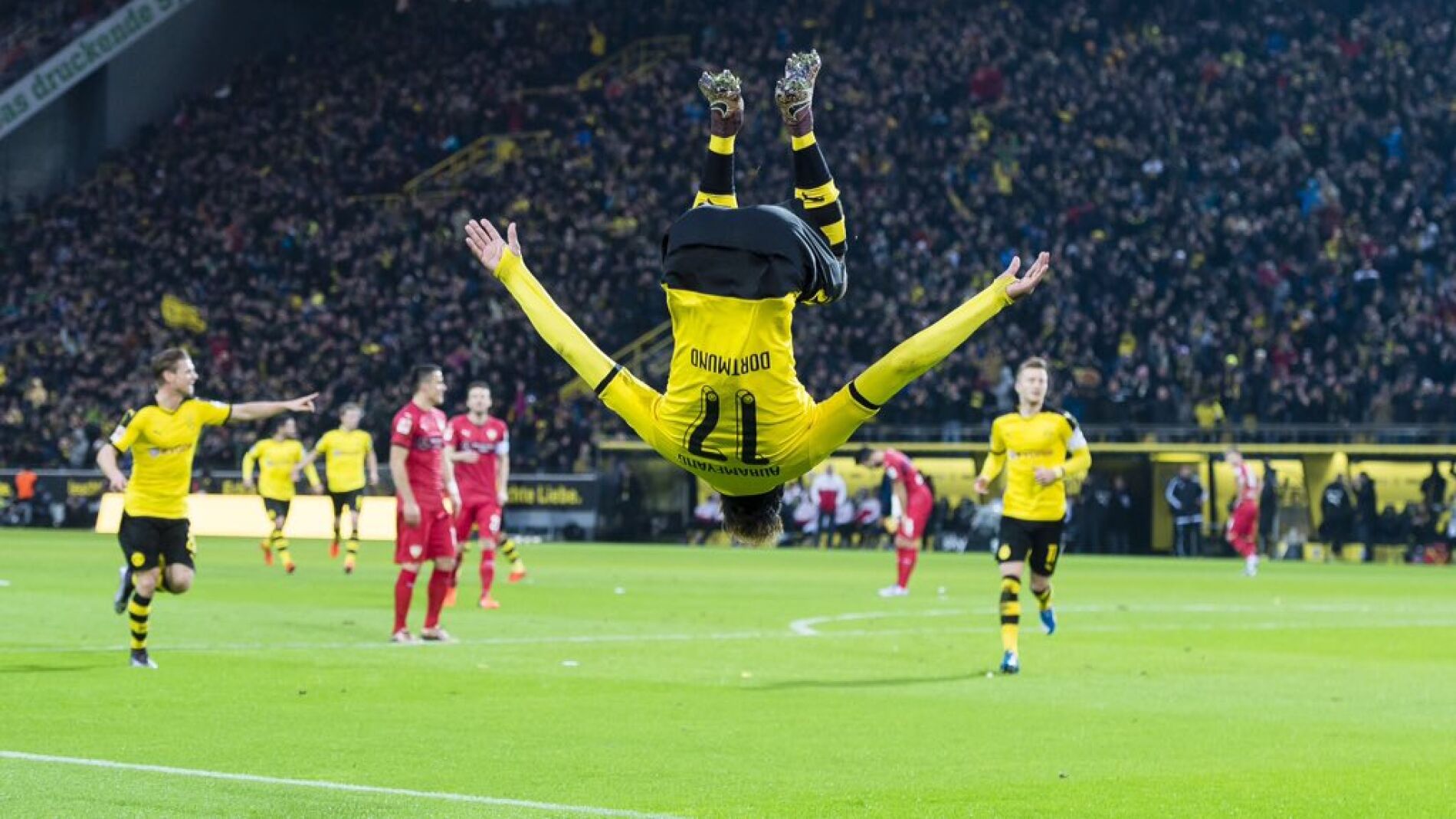 Aubameyang celebra un tanto frente al Stuttgart