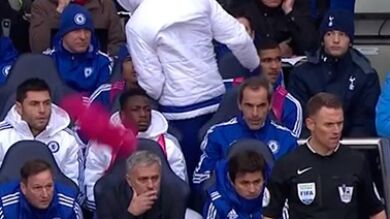 Diego Costa lanza su peto cerca de Mourinho tras calentar y no salir a jugar
