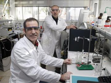 Los investigadores Francisco José Vidal y José Solla-Gullón, del Instituto Universitario de Electroquímica de la Universidad de Alicant