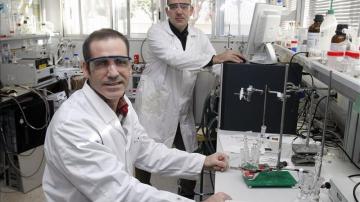 Los investigadores Francisco José Vidal y José Solla-Gullón, del Instituto Universitario de Electroquímica de la Universidad de Alicant