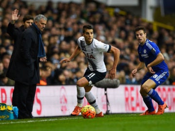 Erik Lamela y Cesar Azpilicueta disputan un balón ante Mourinho