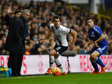 Erik Lamela y Cesar Azpilicueta disputan un balón ante Mourinho Erik Lamela y Cesar Azpilicueta disputan un balón ante Mourinho