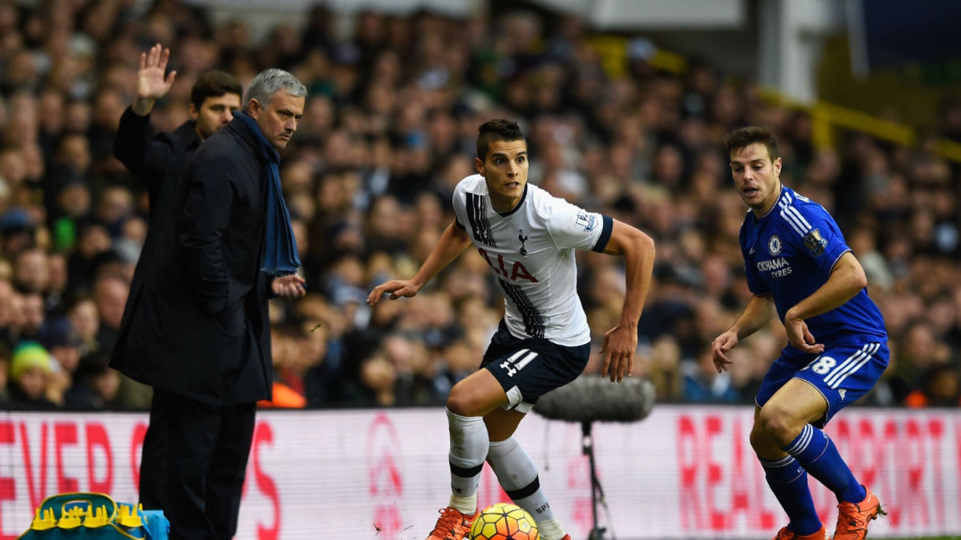 Erik Lamela y Cesar Azpilicueta disputan un bal&oacute;n ante Mourinho