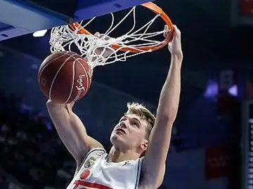 Doncic se cuelga de la canasta de Miribilla Doncic se cuelga de la canasta de Miribilla