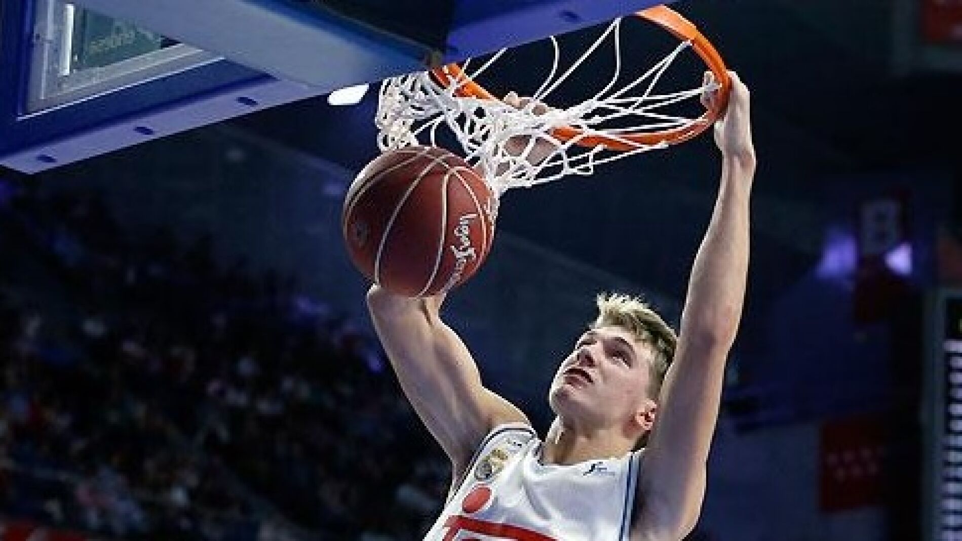Doncic se cuelga de la canasta de Miribilla
