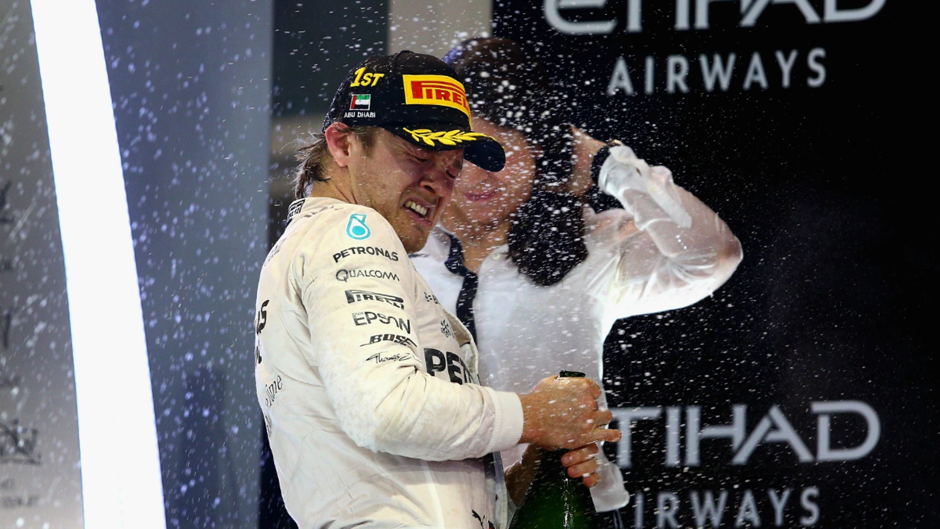 Rosberg, con la bebida de la victoria en Yas Marina