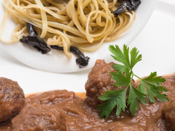 Albóndigas en salsa con pasta salteada Albóndigas en salsa con pasta salteada