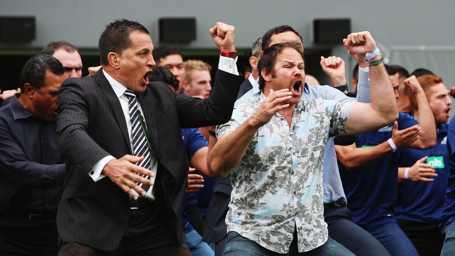 Compa&ntilde;eros, amigos y familiares hacen la haka en el funeral de Lomu 