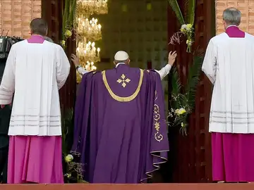 El Papa visita la mezquita de Bangui para pedir paz entre cristianos y musulmanes El Papa visita la mezquita de Bangui para pedir paz entre cristianos y musulmanes