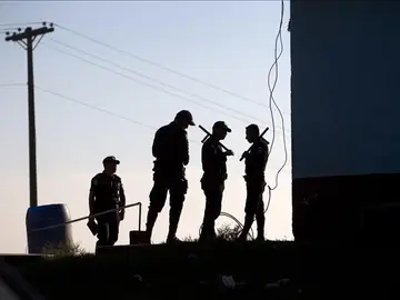 Varios policías en una cárcel extranjera Varios policías en una cárcel extranjera