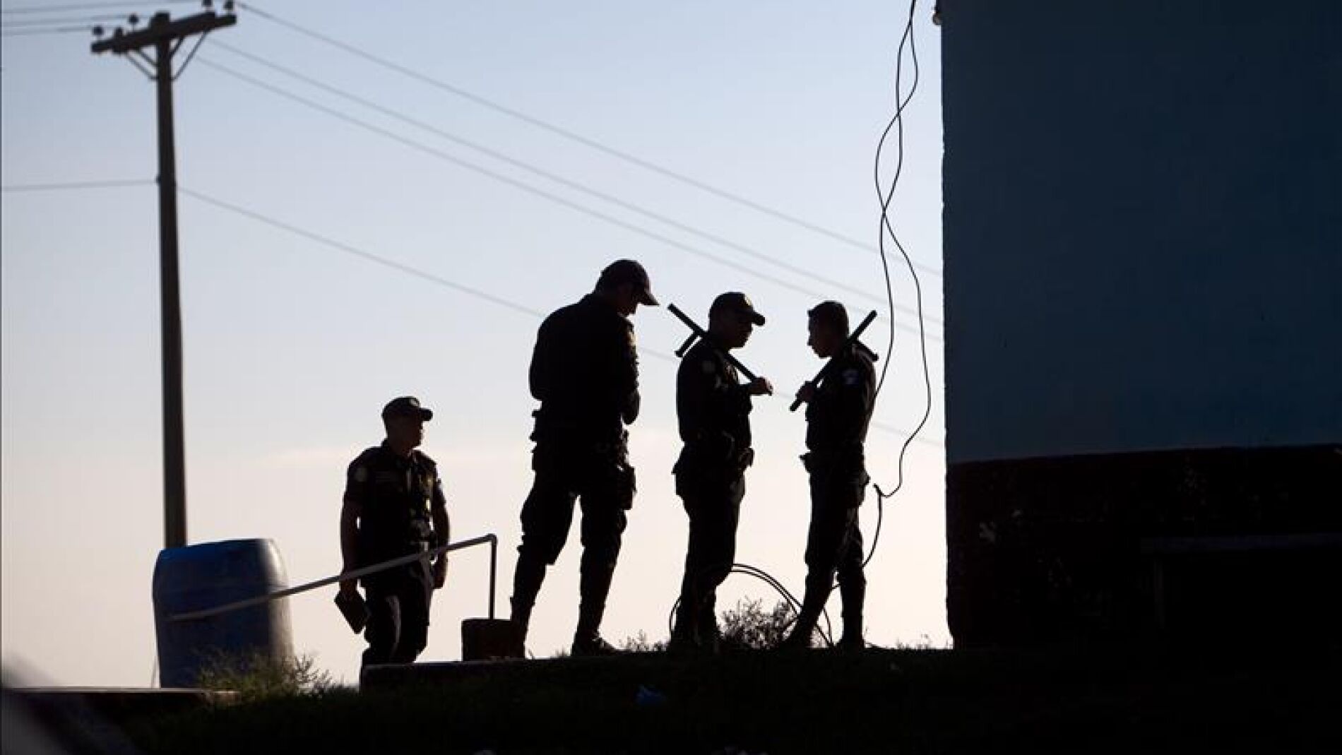 Varios polic&iacute;as en una c&aacute;rcel extranjera
