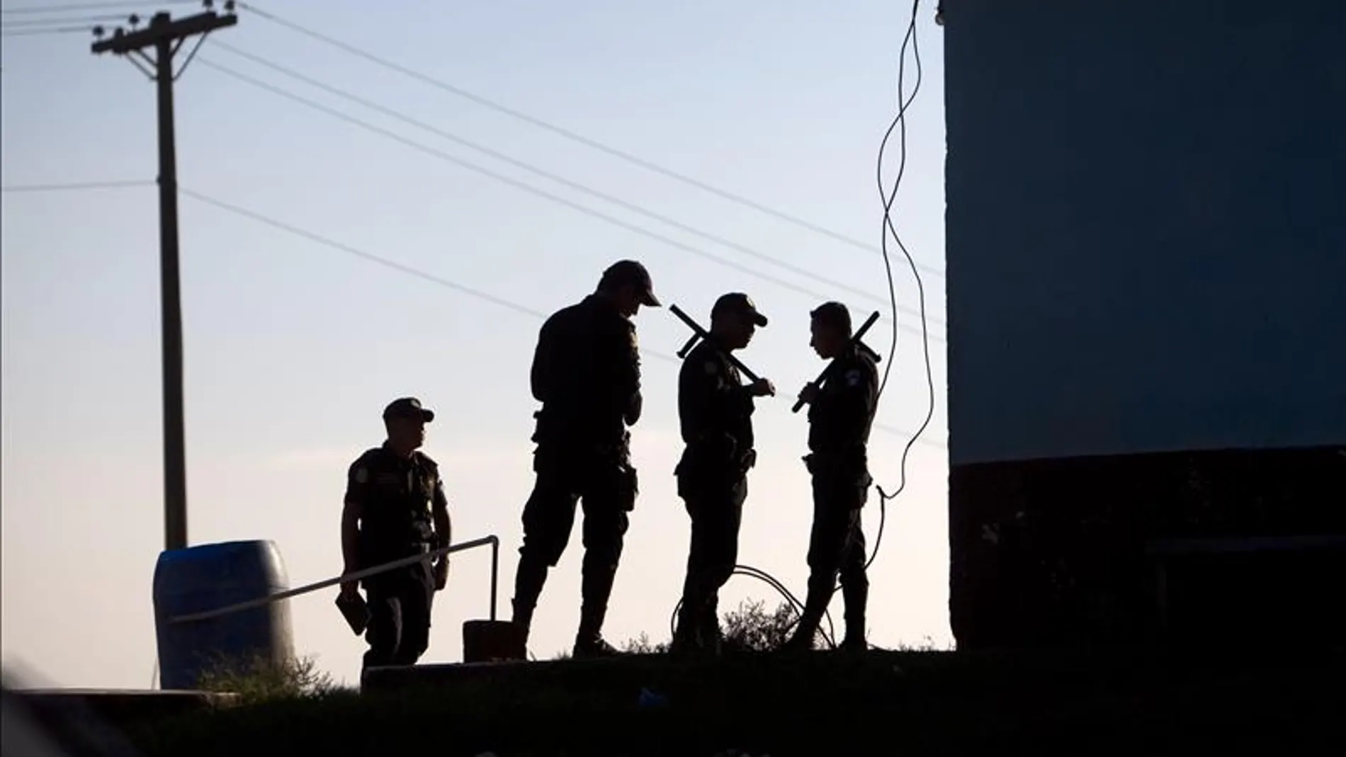 Varios policías en una cárcel extranjera Varios policías en una cárcel extranjera