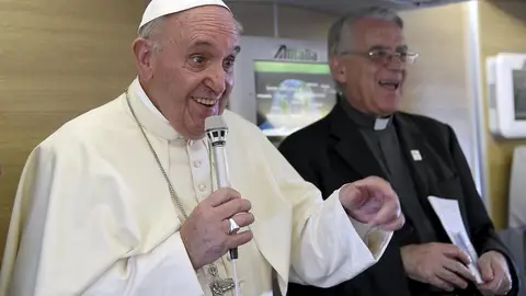 El Papa Francisco en el avión El Papa Francisco en el avión