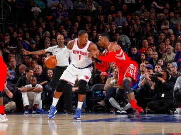 Dwight Howard defiende la jugada de ataque de los Knicks