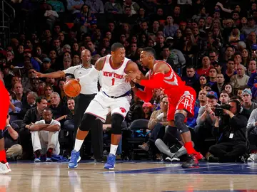 Dwight Howard defiende la jugada de ataque de los Knicks Dwight Howard defiende la jugada de ataque de los Knicks