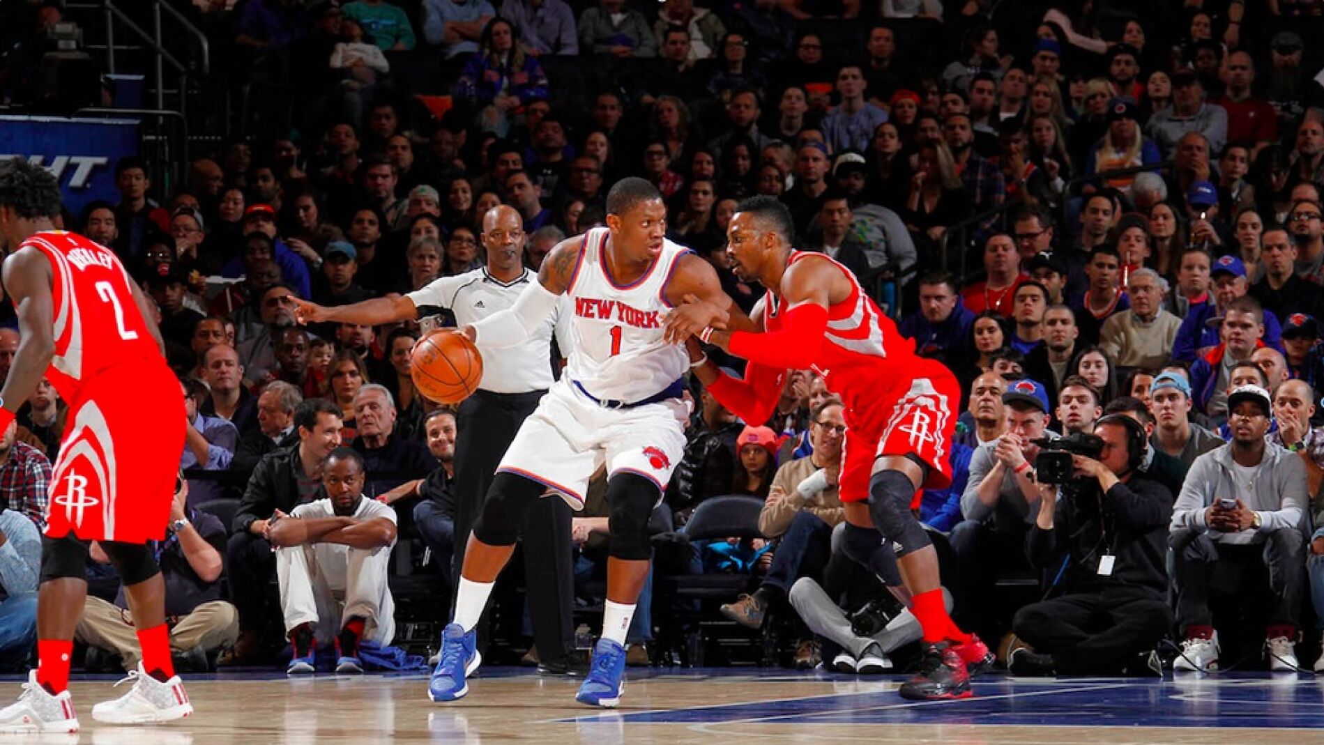 Dwight Howard defiende la jugada de ataque de los Knicks