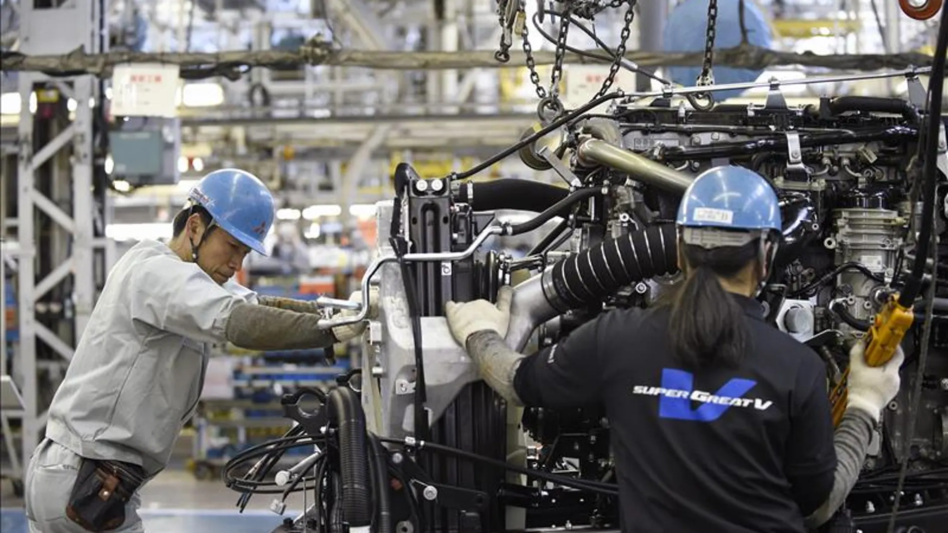 Empleados de una fábrica de coches en Japón Empleados de una fábrica de coches en Japón