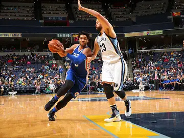 Jahlil Okafor penetra a canasta ante la defensa de Marc Gasol Jahlil Okafor penetra a canasta ante la defensa de Marc Gasol