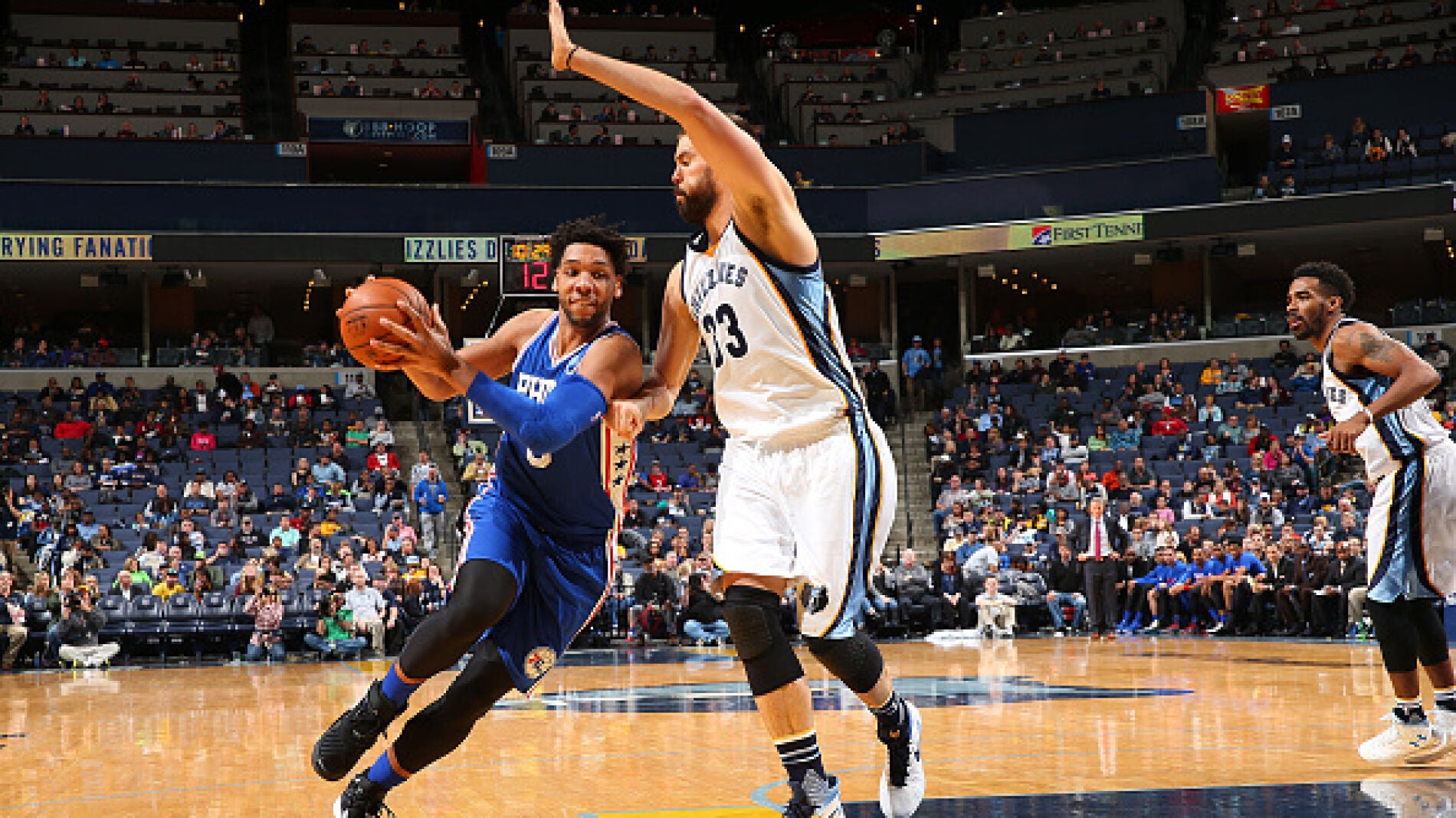 Jahlil Okafor penetra a canasta ante la defensa de Marc Gasol
