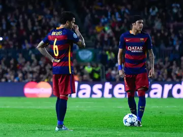 Alves conversa con Neymar durante un partido del FC Barcelona Alves conversa con Neymar durante un partido del FC Barcelona