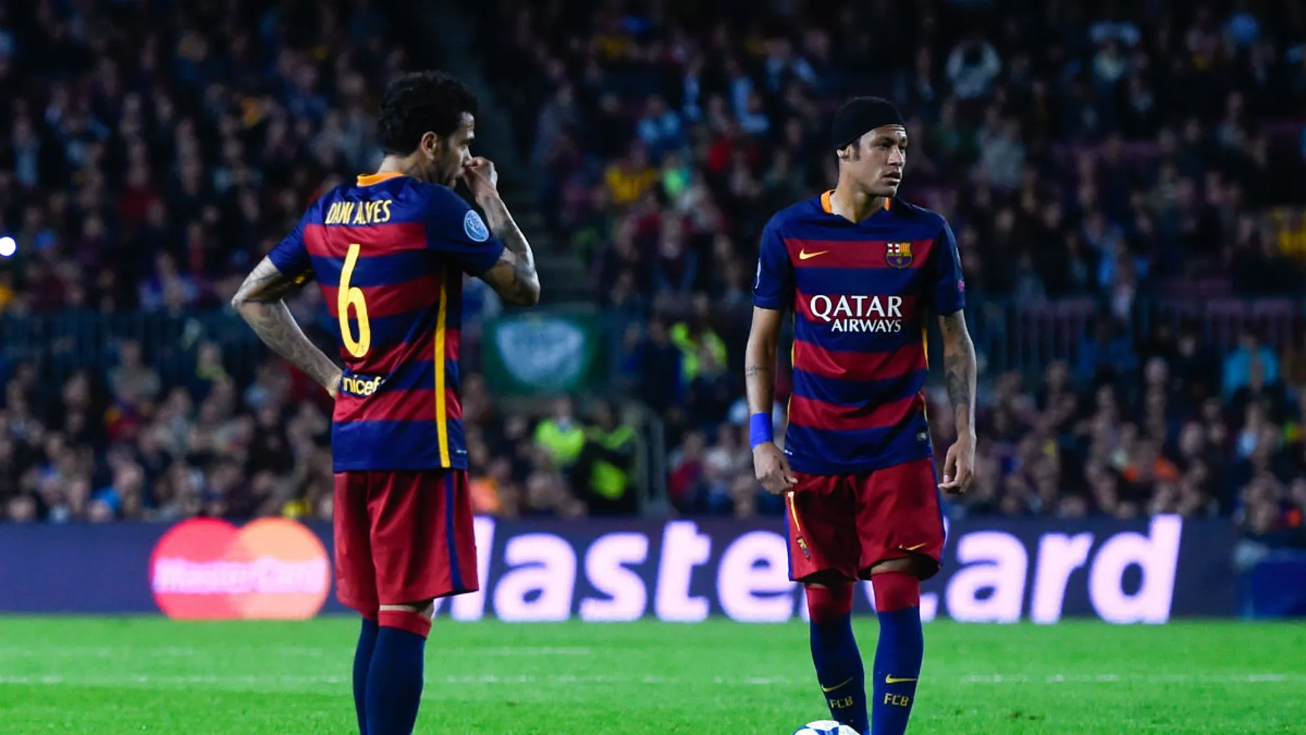 Alves conversa con Neymar durante un partido del FC Barcelona Alves conversa con Neymar durante un partido del FC Barcelona
