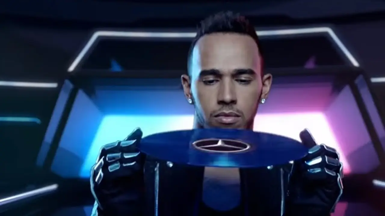 Hamilton ejerce de DJ para celebrar los éxitos de Mercedes