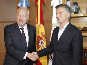 El ministro de Asuntos Exteriores, José Manuel García-Margallo, con el presidente electo de Argentina, Mauricio Macri