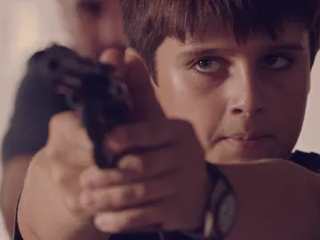 Nacho apunta con una pistola Nacho apunta con una pistola