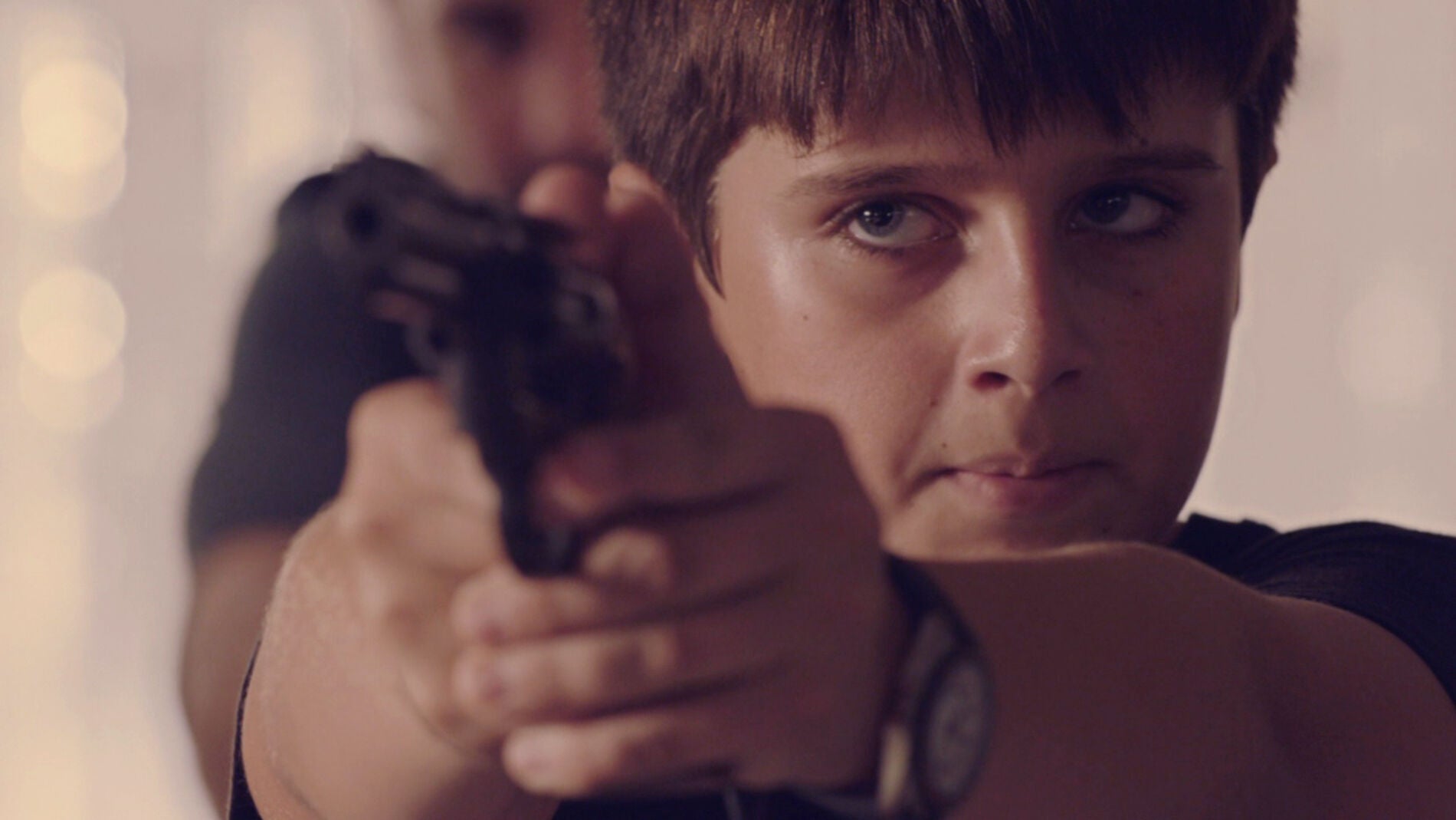 Nacho apunta con una pistola