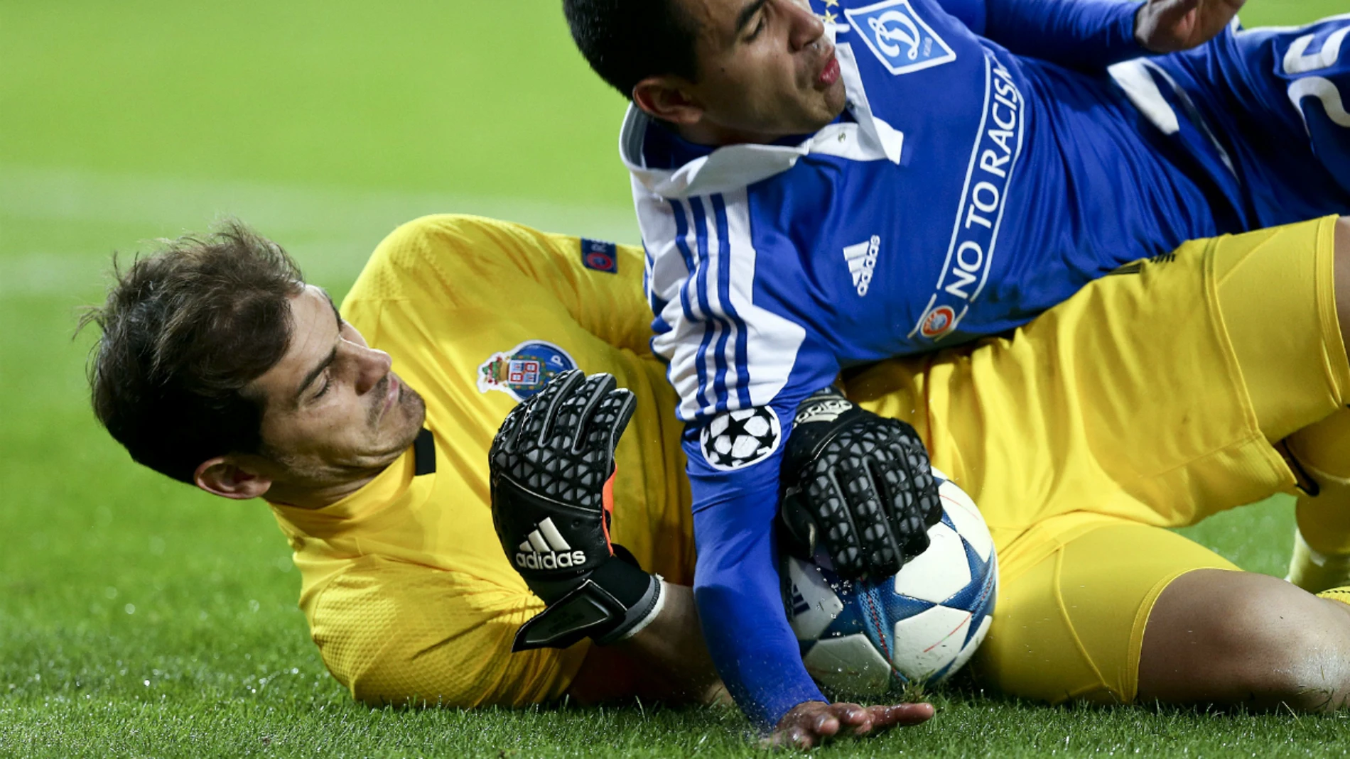 Iker Casillas detiene un balón ante el Dinamo