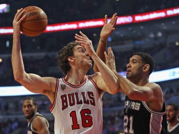 Pau Gasol intenta anotar ante la defensa de Tim Duncan