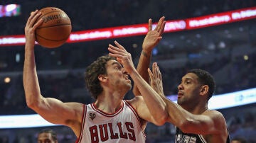 Pau Gasol intenta anotar ante la defensa de Tim Duncan