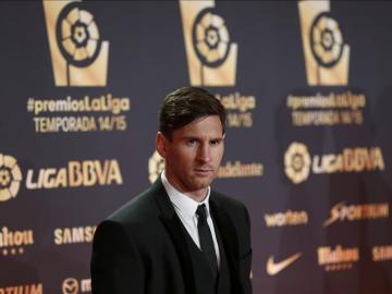 Messi posa a su llegada a la gala de premios de la Liga Messi posa a su llegada a la gala de premios de la Liga