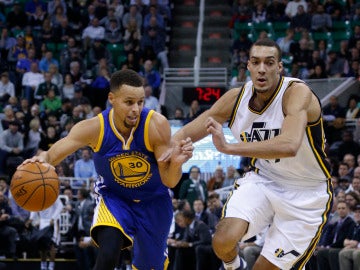 Stephen Curry conduce el balón en el partido contra Utah Jazz