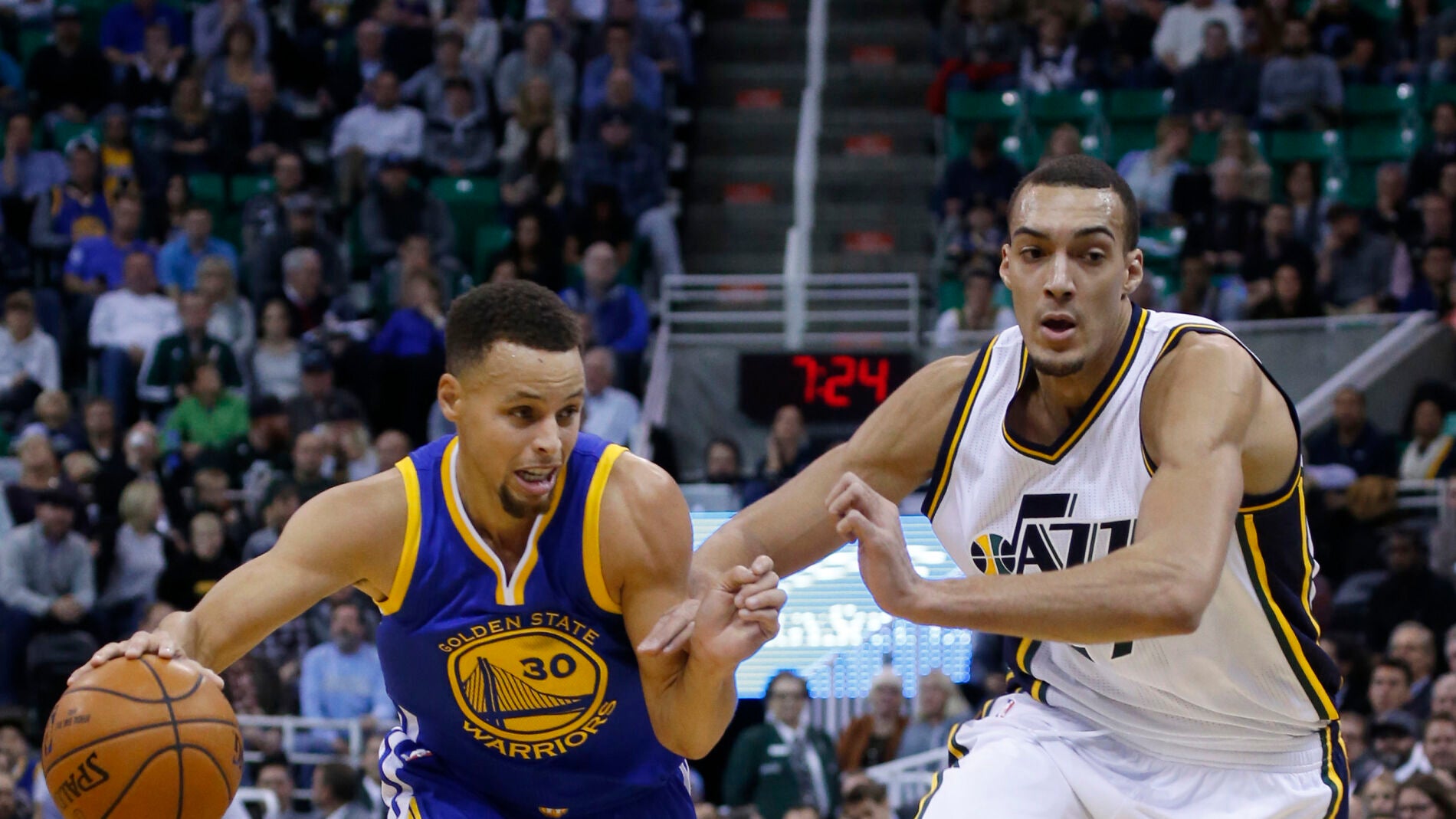 Stephen Curry conduce el bal&oacute;n en el partido contra Utah Jazz