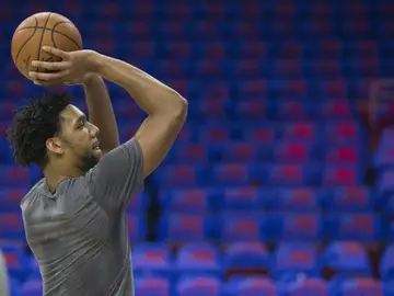 Jahlil Okafor lanza a canasta Jahlil Okafor lanza a canasta